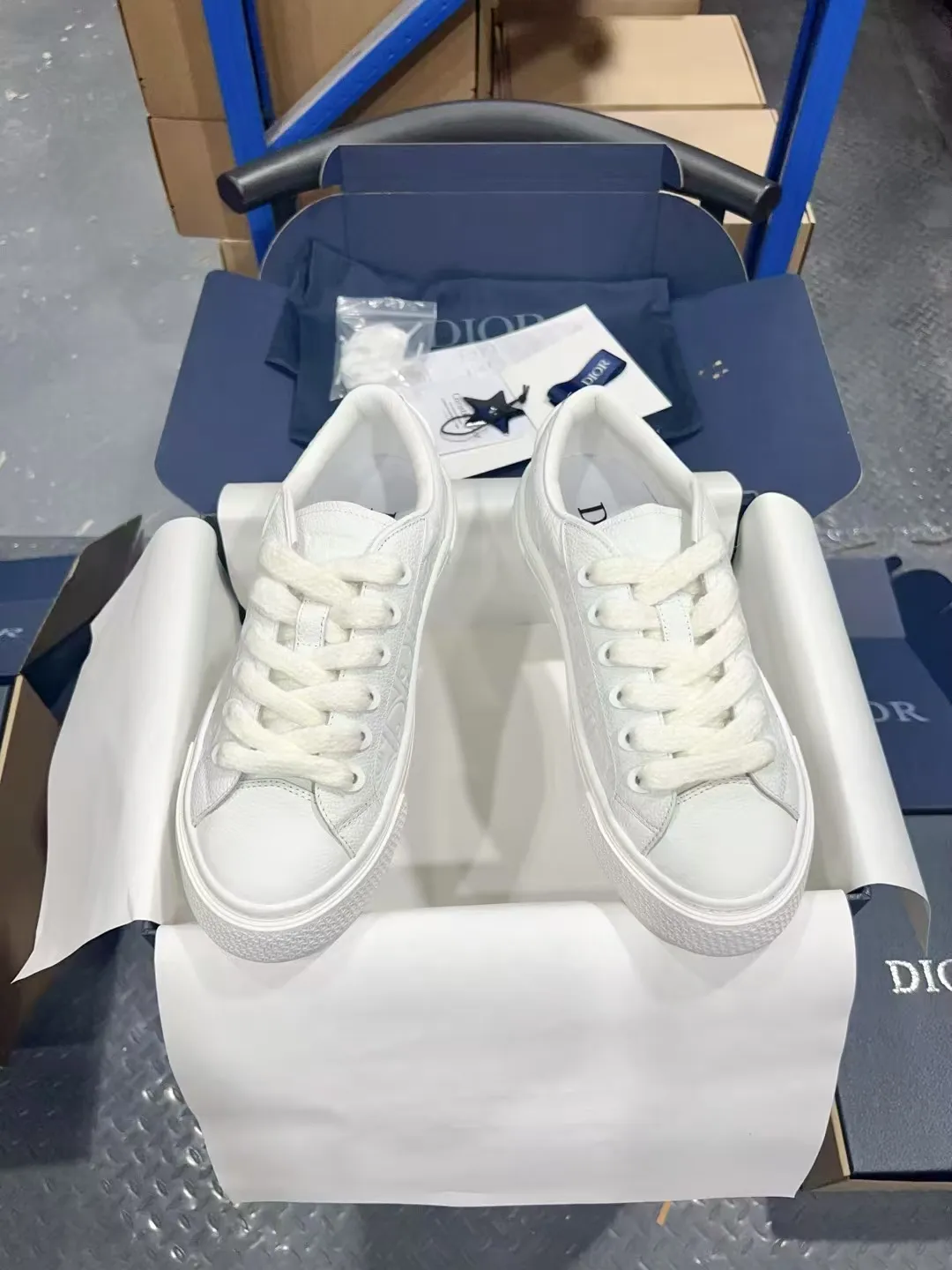 👟👟Ex-factory price 560👟👟 𝐃𝐢𝐨𝐫 𝐱 𝐒𝐭𝐨𝐧𝐞 𝐈𝐬𝐥𝐚𝐧𝐝 𝐁𝟯𝟯 Dior co-branded Stone Island new casual sports shoes Skateboard shoes 111111111 This B33 sneaker comes from the DIOR AND STONE ISLAND limited series. It is a new interpretation of the classic tennis shoe. The fashionable silhouette highlights the heavy texture. The black-dyed cotton has a delicate wash and soft texture, and is finished with the classic Oblique print on the sides, paying homage to the exceptional craftsmanship of the exclusive collaboration. The tongue is embossed with the Dior signature, while cannage panels on the front, DIOR AND STONE ISLAND signature on the back and insole. The rubber outsole features the Dior Oblique pattern, while a contrasting Dior 30 Avenue Montaigne signature on the rear adds style. It can add a modern touch to various casual looks, and can also be matched with other DIOR AND STONE ISLAND items. Exquisite packaging at the delivery counter🛍📦 Customized cowhide material, sheepskin lining, original molded outsole Size: 35-45